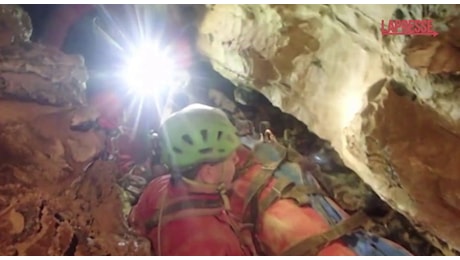 Bergamo, il momento dell'estrazione delle speleologa fuori dalla grotta