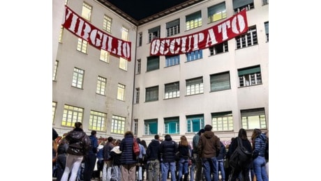 Virgilio, dopo il sit - in della preside arriva anche Valditara: No all'occupazione