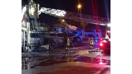 Un incendio devasta una bisarca: a bordo nove vetture, danni per oltre 400mila euro