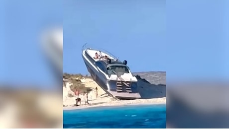 Yacht di lusso arenato a Formentera: l'incredulità dei turisti in spiaggia