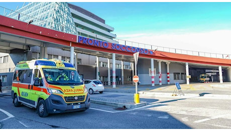 Va fuori di sé in pronto soccorso, lancia una sedia e semina il panico con uno scalpello da carpentiere: caos in ospedale a Mestre