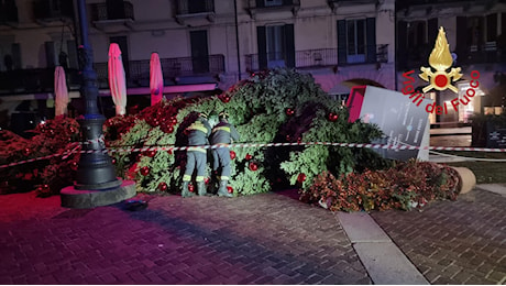 Como, albero di Natale crolla sulla piazza a causa delle forti raffiche di vento