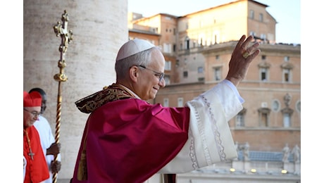 “La pace sia con voi, Dio ama tutti”, l’abbraccio di Leone XIV alla Chiesa e al mondo