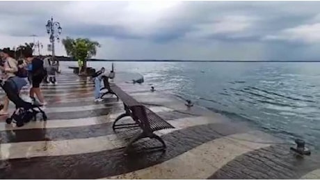 Maltempo, il lago di Garda vicino al limite: il video della risacca che supera le rive a Lazise
