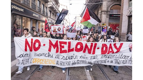 No Meloni Day, studenti in piazza contro le politiche del governo: tensioni a Torino, agenti feriti