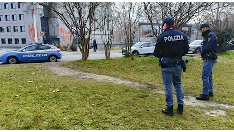 Armato d'ascia minaccia gli agenti in strada: poliziotto spara e lo colpisce a una gamba. Arrestato un 32enne nigeriano per duplice tentato omicidio