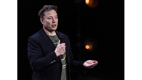 Brutti e non servono. Musk cancella gli hashtag su X