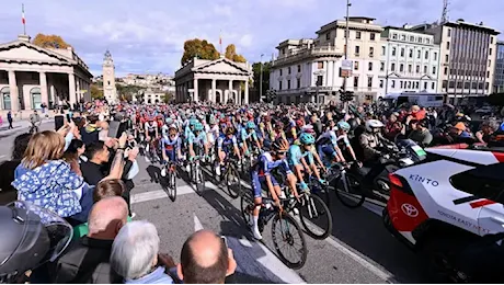 Giro di Lombardia al via in centro a Bergamo: Pogacar ed Evenepoel fanno il pieno di applausi - Foto e video