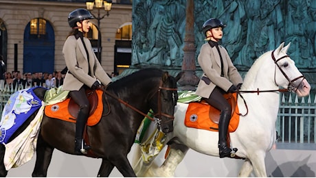 Gigi Hadid e Kendall Jenner a cavallo chiudono la sfilata Vogue World: Paris 2024 e omaggiano gli anni 50