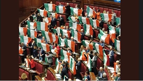 Autonomia, governo boccia la mozione: le opposizioni protestano con bandiere tricolori e inno