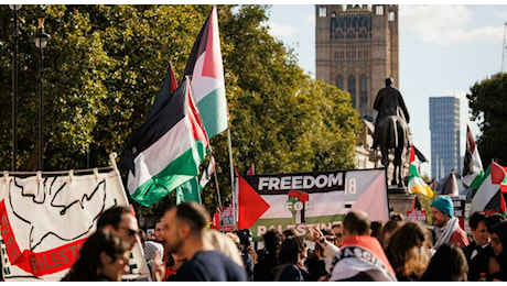 Cortei pro Palestina in tutto il mondo: 15 arresti a Londra, in migliaia in piazza da Parigi a Berlino