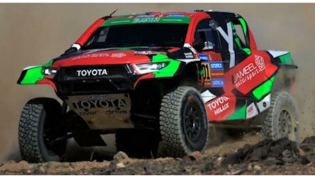 Dakra 2025, tre Toyota sul podio di giornata: Al Rajhi riduce lo svantaggio da Lategan. Attardato Al-Attiyah, ritirato Loeb