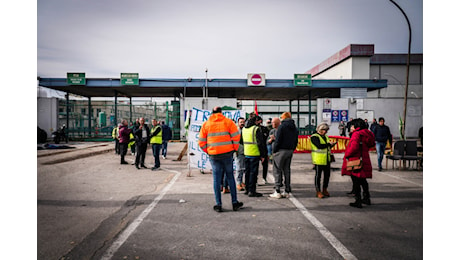 Tammurriata 'Bella ciao' per i lavoratori di Trasnova