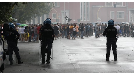 Roma-Lazio, tensione nel prepartita: esplose bombe carta davanti all’Olimpico, la polizia usa gli idranti. Sequestrati coltelli, mazze e bastoni