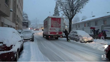 Cronaca Meteo NEVE: ad Aosta iniziano i primi disagi a causa delle intense nevicate. VIDEO