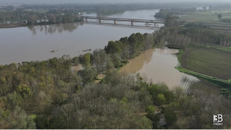 Cronaca meteo diretta - Pavia, il drone sorvola la piena del Po dal Ponte della Becca - Video