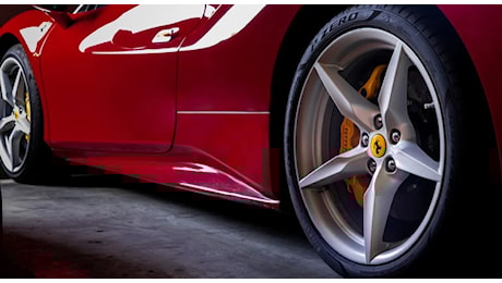 Ferrari, l'elettrica in vendita dal 2026. A ottobre svelato il cuore tecnologico. Vigna: «Puntiamo alla qualità dei ricavi più che ai volumi»