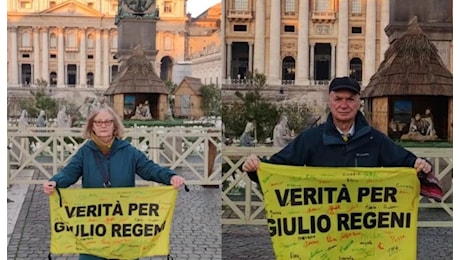 Il Natale dei genitori di Giulio Regeni, lo striscione in piazza San Pietro per chiedere verità sul ricercatore ucciso in Egitto