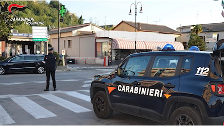 Ubriaco aggredisce compagna e figli: volano schiaffi, sedie e minacce di morte. 43enne in manette