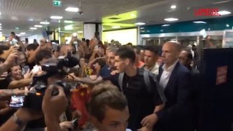 Roma, Soulè atterrato a Fiumicino: bagno di folla dei tifosi giallorossi