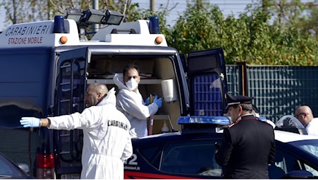 Pensionato ucciso con dei colpi di pistola alla testa nel garage di casa