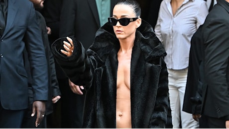 Katy Perry alla sfilata di Balenciaga lascia la pelliccia aperta sul seno nudo