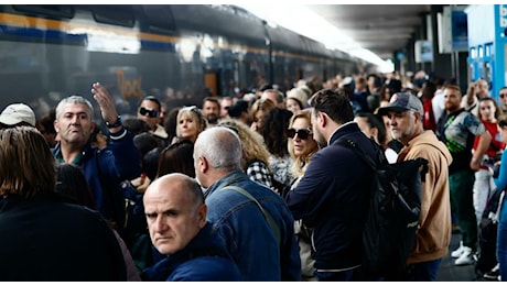 Treni in ritardo, cosa è successo: «Cavo elettrico bucato da un chiodo», svelato l'errore umano che ha paralizzato l'Italia