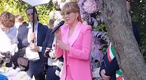 Cosa ha indossato Milly Carlucci per il matrimonio di Simona Ventura: l'abito rosa shocking