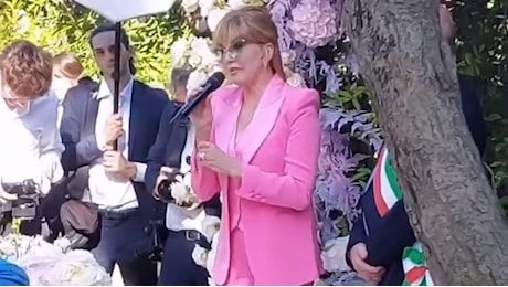 Cosa ha indossato Milly Carlucci per il matrimonio di Simona Ventura: l'abito rosa shocking