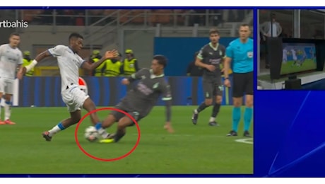 Milan-Bruges, la moviola: rosso giusto a Onyedika per fallo su Reijnders. Tutti gli episodi analizzati dal VAR