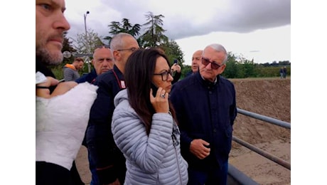 Maltempo in Romagna, la Regione: “Traversara, Protezione civile e mezzi al lavoro per chiudere il passaggio dell’acqua” VIDEO