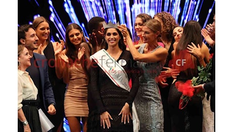 Miss Italia 2024 è Ofelia Passaponti, la nuova reginetta incoronata sul palco del teatro di Porto San Giorgio ( I video della serata, l’intervista e le foto