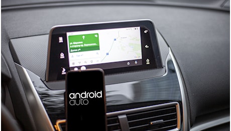 Amazon, l'adattatore per l'auto smart è al minimo: va comprato ora