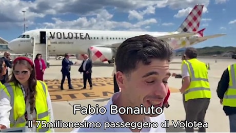 Olbia, il 75milionesimo passeggero di Volotea è un ristoratore gallurese: festa in aeroporto