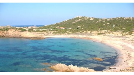 Sardegna, turista morto per malore improvviso davanti alla spiaggia di Chia: era in vacanza con la famiglia e aveva 42 anni