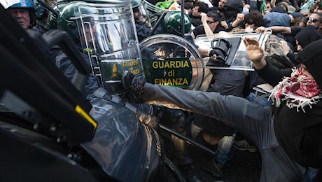 Corteo pro Palestina. Sassi e bombe carta. Scontri nella Capitale, trenta agenti feriti