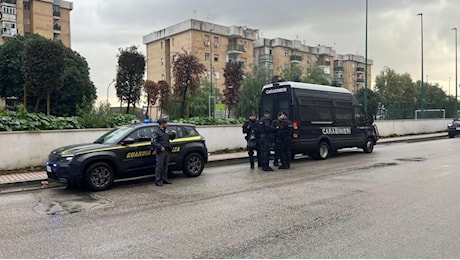 Caivano, maxi blitz al Parco Verde sgombero di 36 case occupate abusivamente. Gli abitanti alle forze dell'ordine: «Jatevenne»