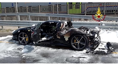 Mestre, Ferrari 296 GTS ibrida da 320mila euro a fuoco, conducente salvo per miracolo, auto distrutta - VIDEO