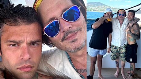 Fedez e Johnny Depp insieme a Saint Tropez: le foto sullo yacht scatenano i follower
