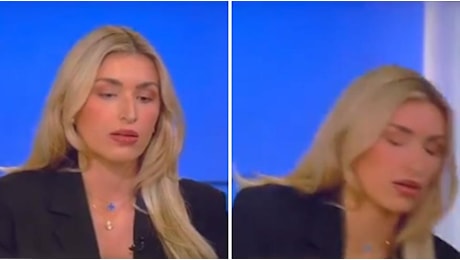 Paura in studio, giornalista sviene in diretta: la reazione del collega...