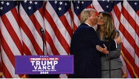 Trump: «Ringrazio la mia bellissima moglie Melania» e la bacia sul palco del comitato elettorale