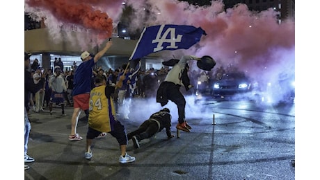 Foto - Baseball: i Dodgers campioni della MLB, festeggiamenti e disordini a Los Angeles