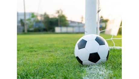 Lite per un pallone, 13enne accoltellato alla gamba da un bambino 10 anni il giorno del compleanno