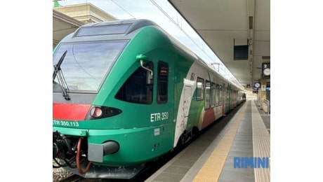 L'acqua invade i binari: sospesa la circolazione dei treni fra Rimini e Cervia