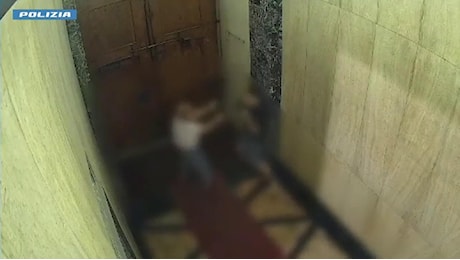 Aggredisce una coppia di anziani nell'androne del palazzo per rapinarli: le immagini delle telecamere di sicurezza