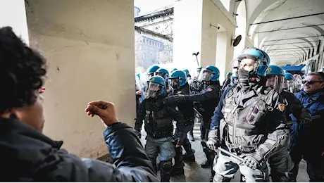 Studenti in piazza in tutta Italia. Scontri a Torino: 15 agenti feriti