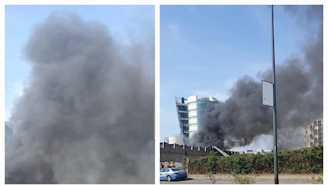 Incendio a Milano oggi alla DeniCar, da via Bisceglie una colonna di fumo visibile in lontananza