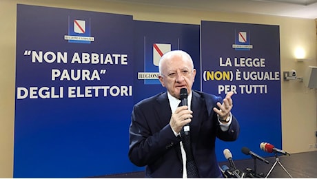 Terzo mandato, De Luca in conferenza stampa: “Hanno paura di me. Io vado avanti, non decide Roma sulla Campania”