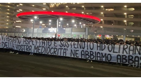 Noi non siamo americani: contestazione dei tifosi del Milan che chiedono a Cardinale di vendere dopo lo 0-0 col Genoa