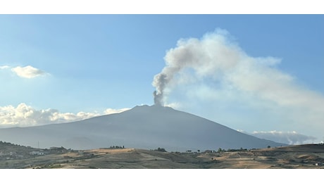 Etna: fontana di lava e cenere dal cratere Voragine